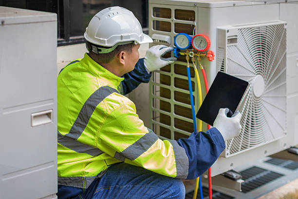Professional Emergency Hvac Repair technician working in Hewlett, NY